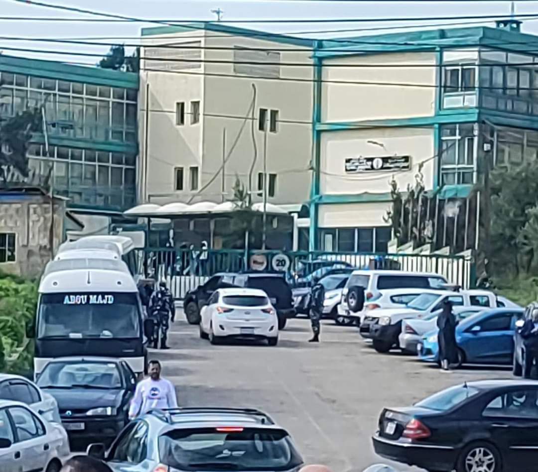 اغلاق مبنى كلية الحقوق في ضهر العين وانتشار امني