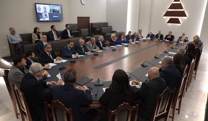 الكتائب تشترط ملاقاة المعارضة إلى منتصف الطريق وتنازل حزب الله عن مرشحه