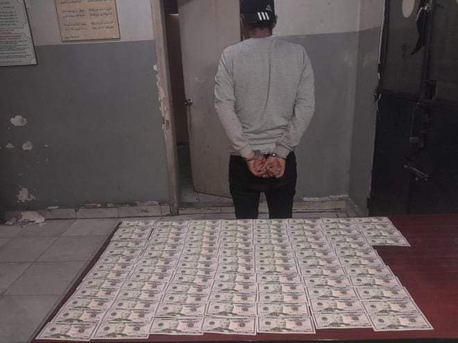 مفرزة استقصاء شرطة بيروت أوقفت مروّج عملة مزيّفة وضبطت مبلغًا من الدولارات المزيّفة بحوزته.