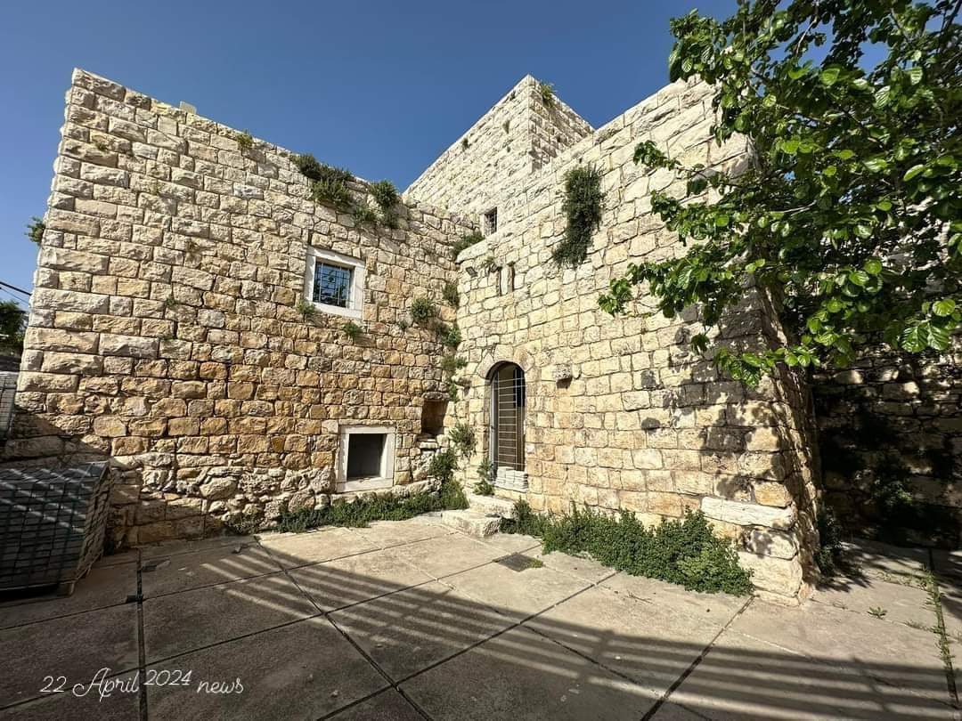 طقس ربيعي معتدل و يتأثر برياح خماسينية حارة ومغبرة