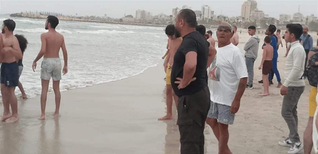 بعد إنقاذه شخصين… الدفاع المدني يواصل بحثه عن مفقود داخل بحر صور