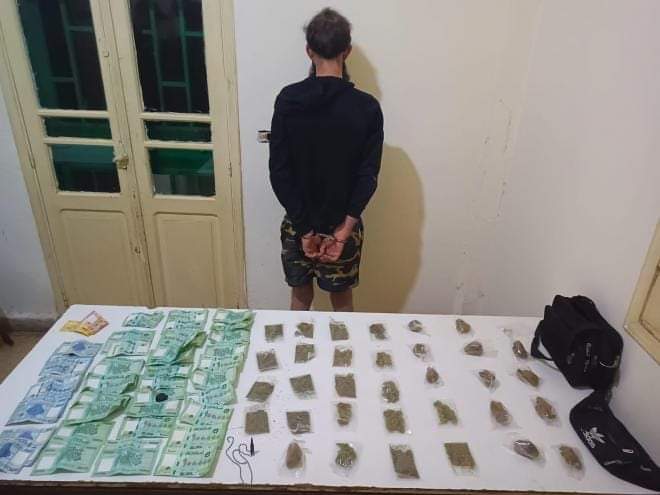 شعبة المعلومات توقف مروّج مخدّرات على متن دراجة آليّة مسروقة وتضبط بحوزته كميّة مختلفة من المواد المخدّرة.