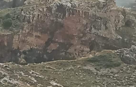 توقيف أشخاص يعملون على نقل الأتربة من أرض قيادة الجيش في جبل ديرعمار