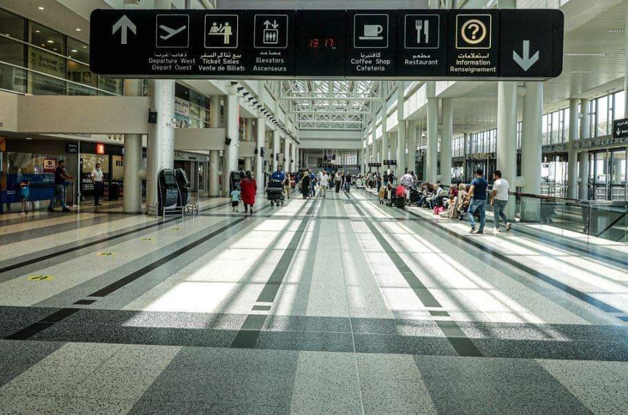 ماذا يقول الخارج عن المطار؟