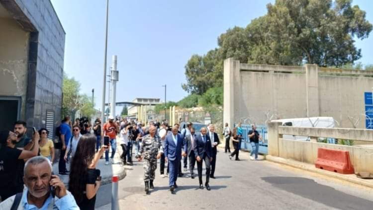 4 وزراء وسفراء بدأوا الجولة في المطار من مركز الشحن!