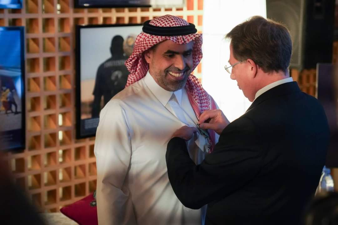 فرنسا تكرّم الفنان السعودي احمد ماطر بوسام الفنون والآداب برتبة فارس