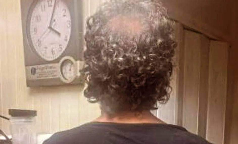 يكسر زجاج السيارات لسرقة محتوياتها