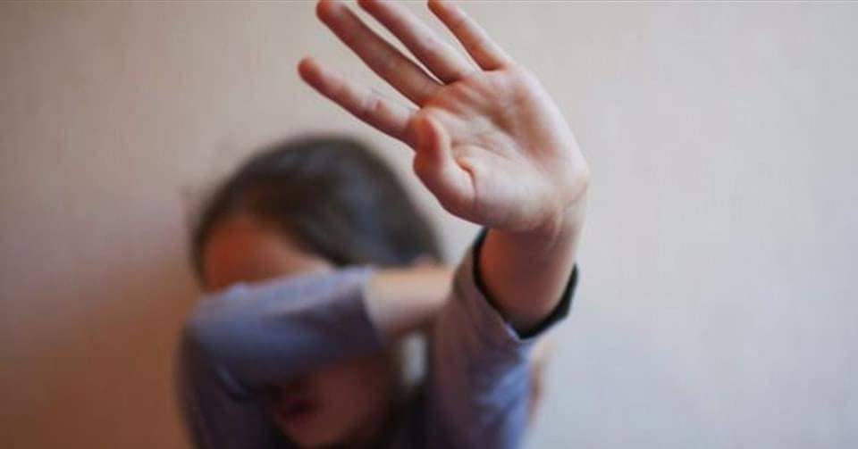 ‎يستدرجهن ثم يعـ.ـتدي عليهن ...