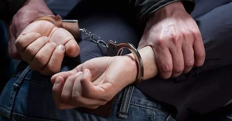 مروّج مخدّرات يُكتشف بالجرم المشهود