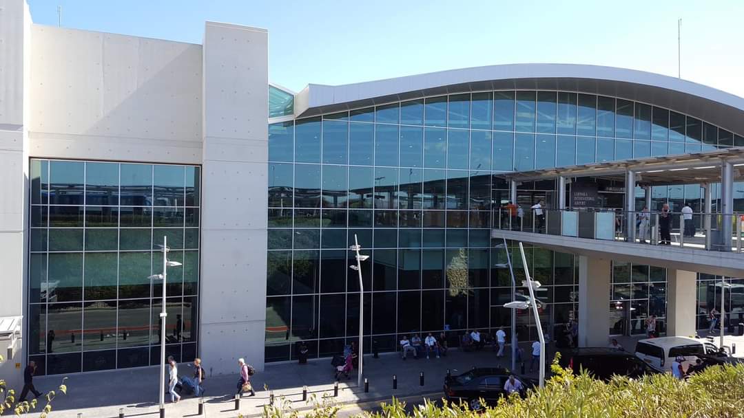 توقيف في مطار قبرص أفراد عائلة وزير سابق ونائب حالي