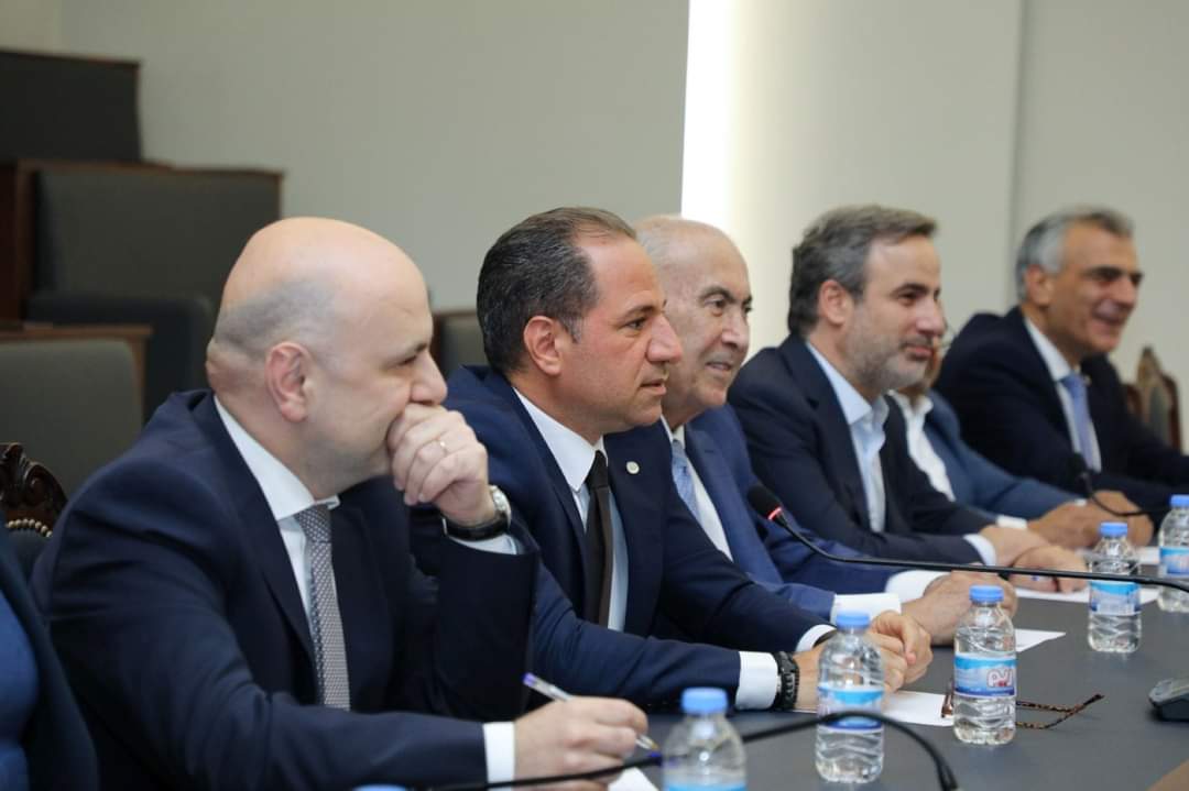 نواب المعارضة رداً على بري عن أي تشاور تتحدث؟