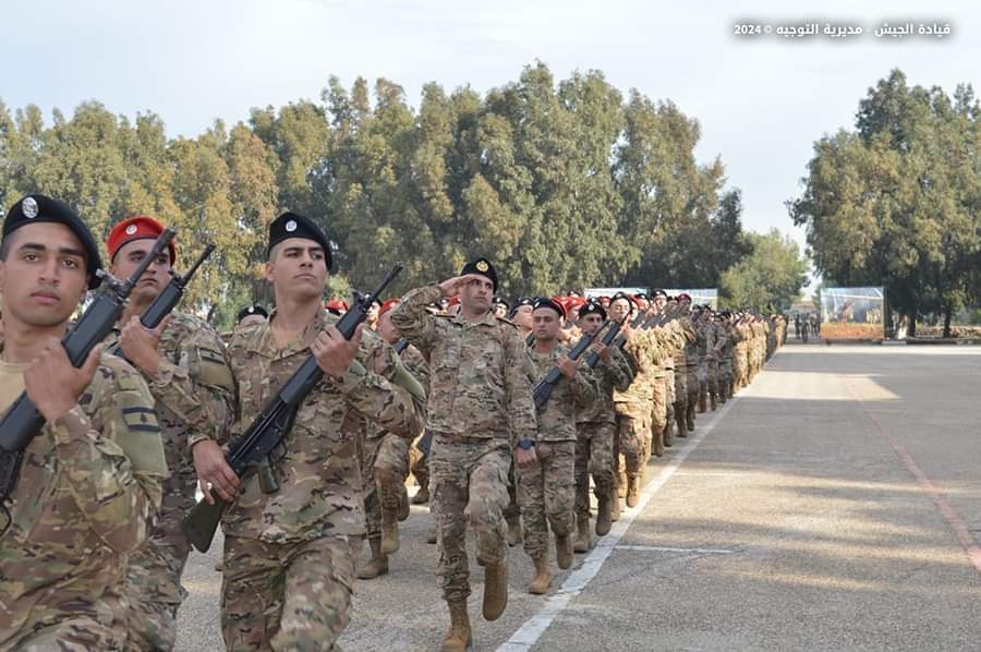 حفل تقديم جنود متمرنين ومجندين ممدة خدماتهم إلى العلم في معهد تدريب الأفراد - عرمان