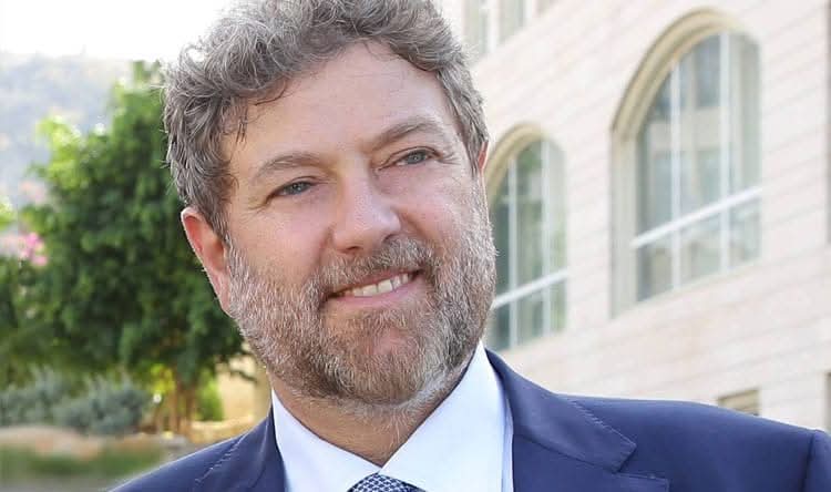 أعلن  ترشحي رسميًّا إلى سدة الرئاسة واستعدادي لتحمّل وتولّ*ي المسؤولية الوطنية*