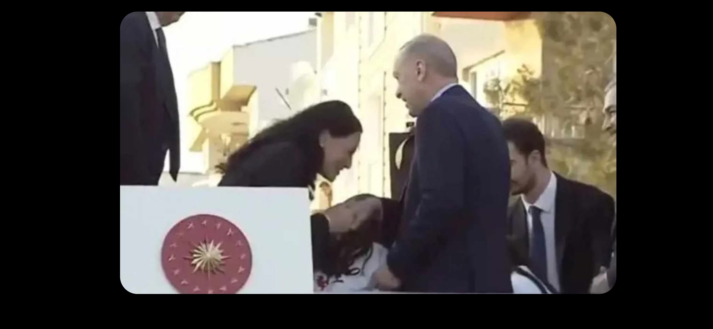 ضجّة في تركيا بسبب نائبة... قبّلت يد إردوغان وحصلت على 200 ليرة