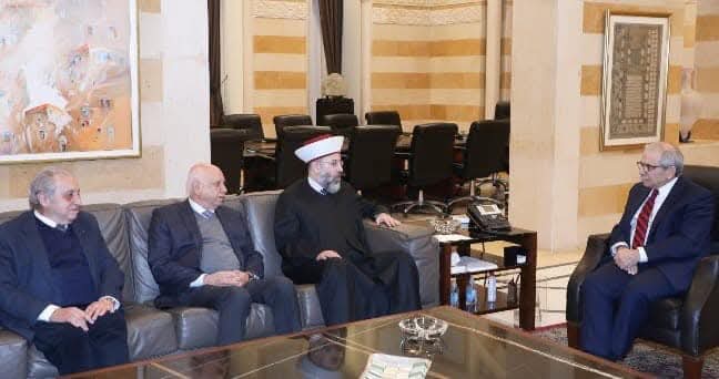 رئيس الحكومة تسلم من مفتي بعلبك دعوة لحضور إفطار يقيمه دريان في ١٥ آذار