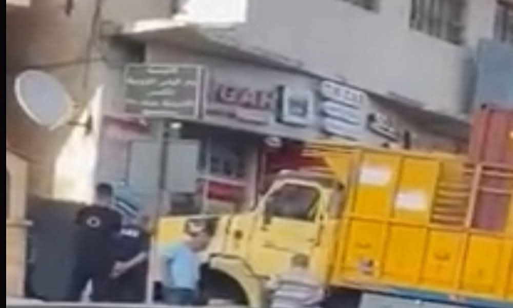 شاحنة تقتحم محلًّا في المكلّس.. والاضرار جسيمة!