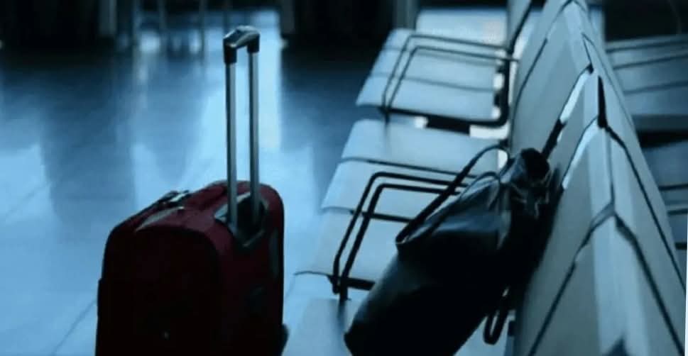 القبض على أم تركت طفلتها في حقيبة سفر داخل حافلة