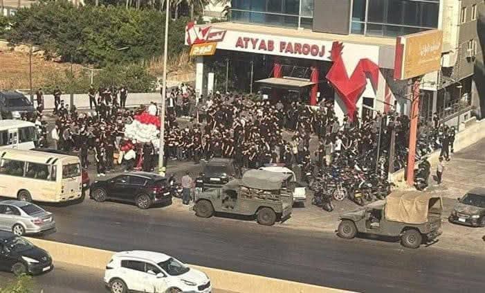 تجمّعًا لعدد من "القمصان السود"