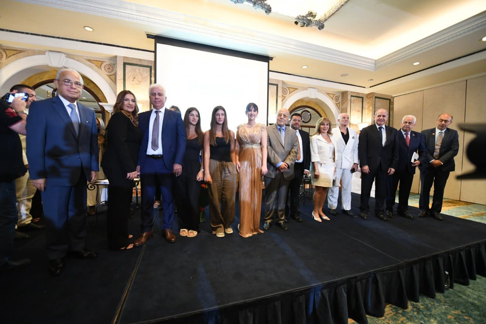 الحامض وقع كتابه عن اللامركزية الإدارية والتنمية المستدامة