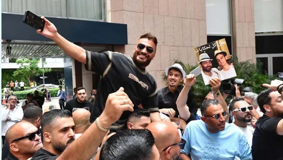 فوضى وتأخير وتضارب بالكراسي في حفل تامر حسني في بيروت