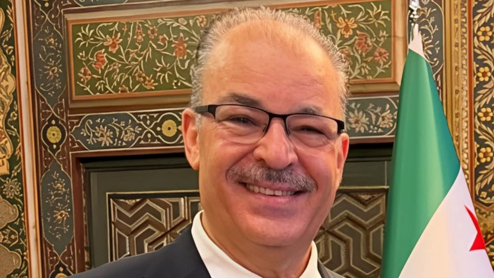 نقيب الفنانين السوريين يكشف الشعار الجديد للنقابة 