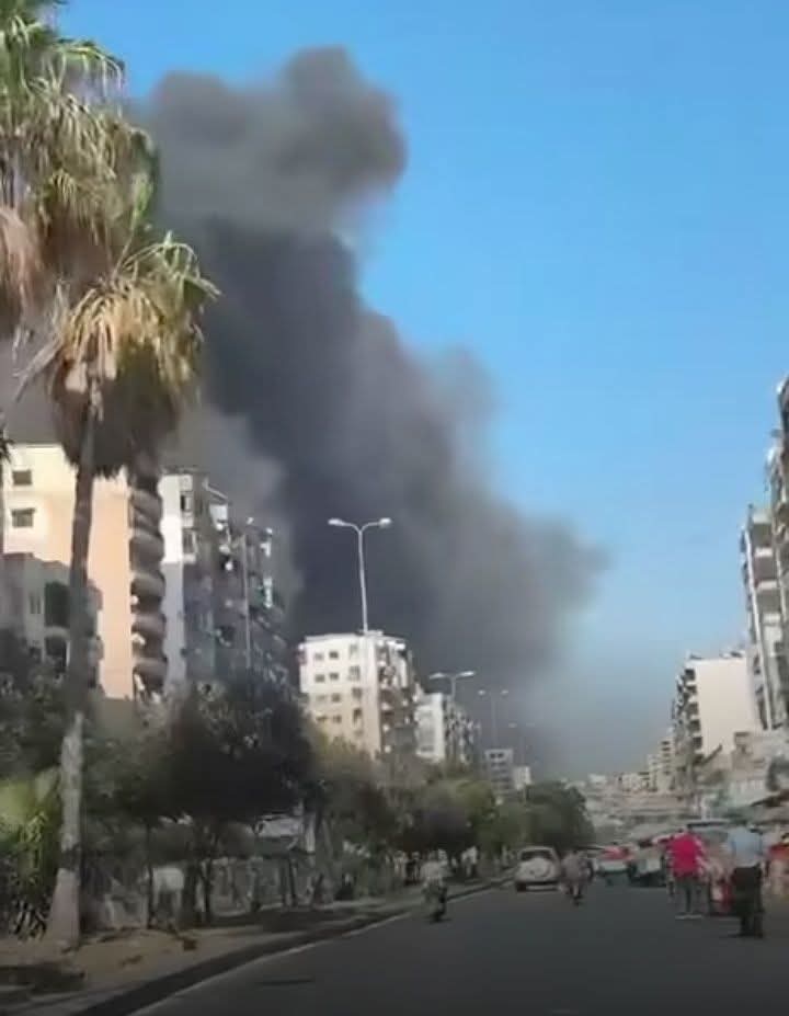 ماذا يحدث في طرابلس :  لا غارة ولا انفجار… دخان أسود يغطي السم