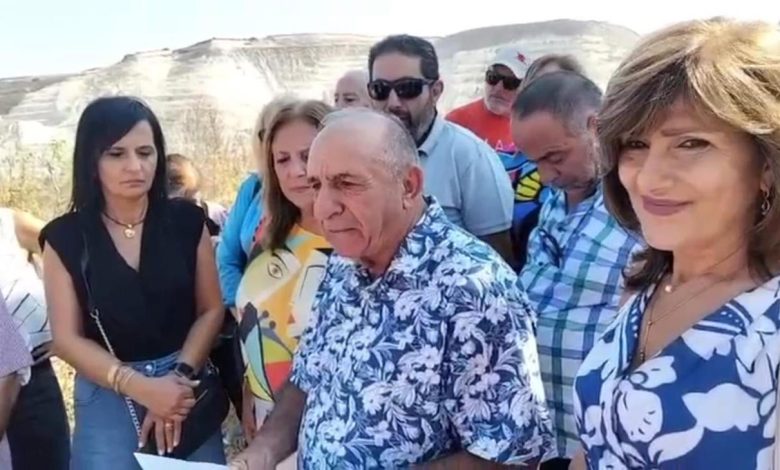 وقفة احتجاجية امام مقالع الترابة تدعو الى استيراد الاسمنت وايقاف السرطان