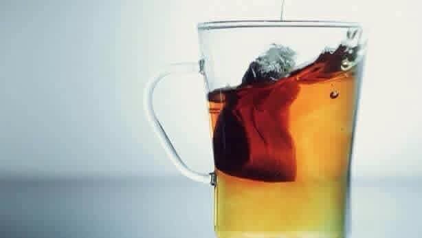 هل تتركون كيس الشاي في الكوب أثناء شربه؟ هذا خطأ فادح!