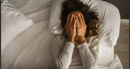 الرئيسية/صحة و جمال لماذا لا تستطيع النوم رغم الشعور بالتعب؟