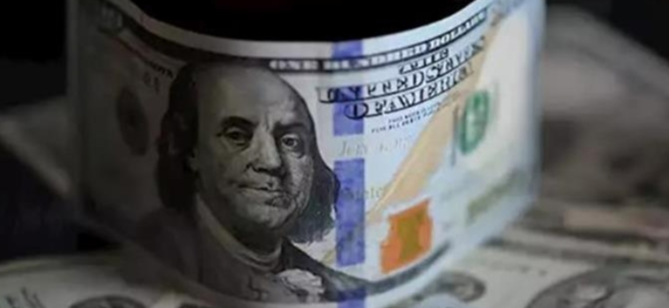 كيف تُهَدِّدُ الرُسومُ الجُمرُكِيّة عَرشَ الدولار؟