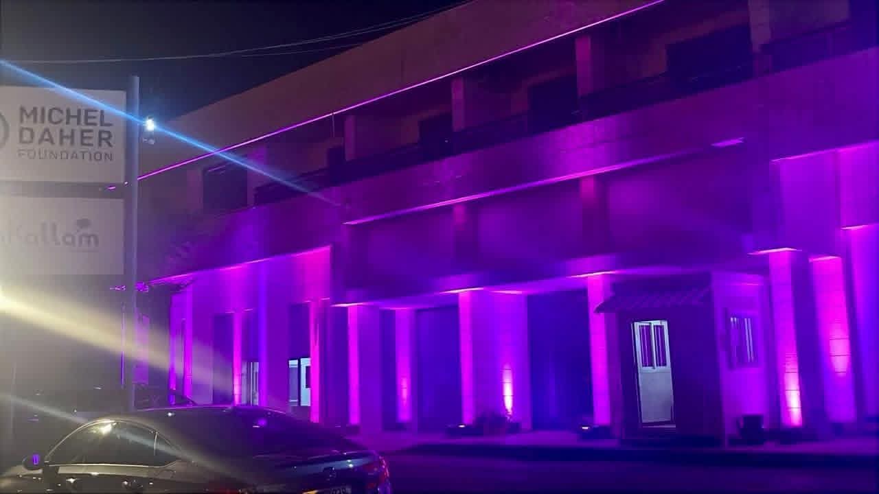 إنارة مبنى في قضاء زحلة باللون الزهري تضامنًا مع مرضى سرطان الثدي
