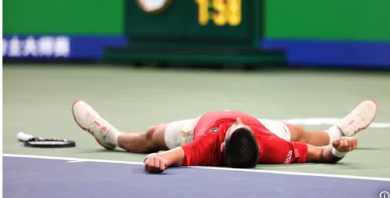 دجوكوفيتش يسقط على أرض الملعب بسبب الحر في شنغهاي