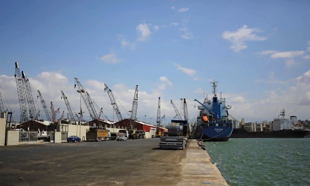 بيان من مصلحة مرفأ طرابلس حول وجود عراقيل تعيق عمليات إخراج البضائع والحاويات من المرفأ.