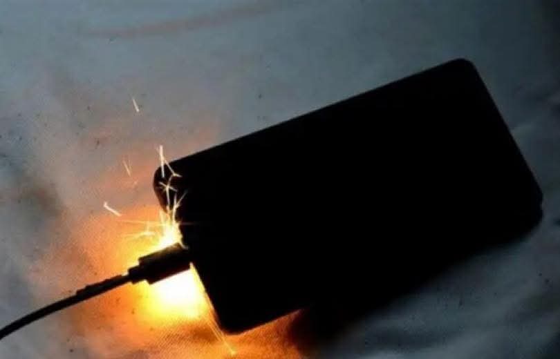 بنوك الطاقة.. شحن متنقل قد يتحول إلى قنبلة في الجيب!