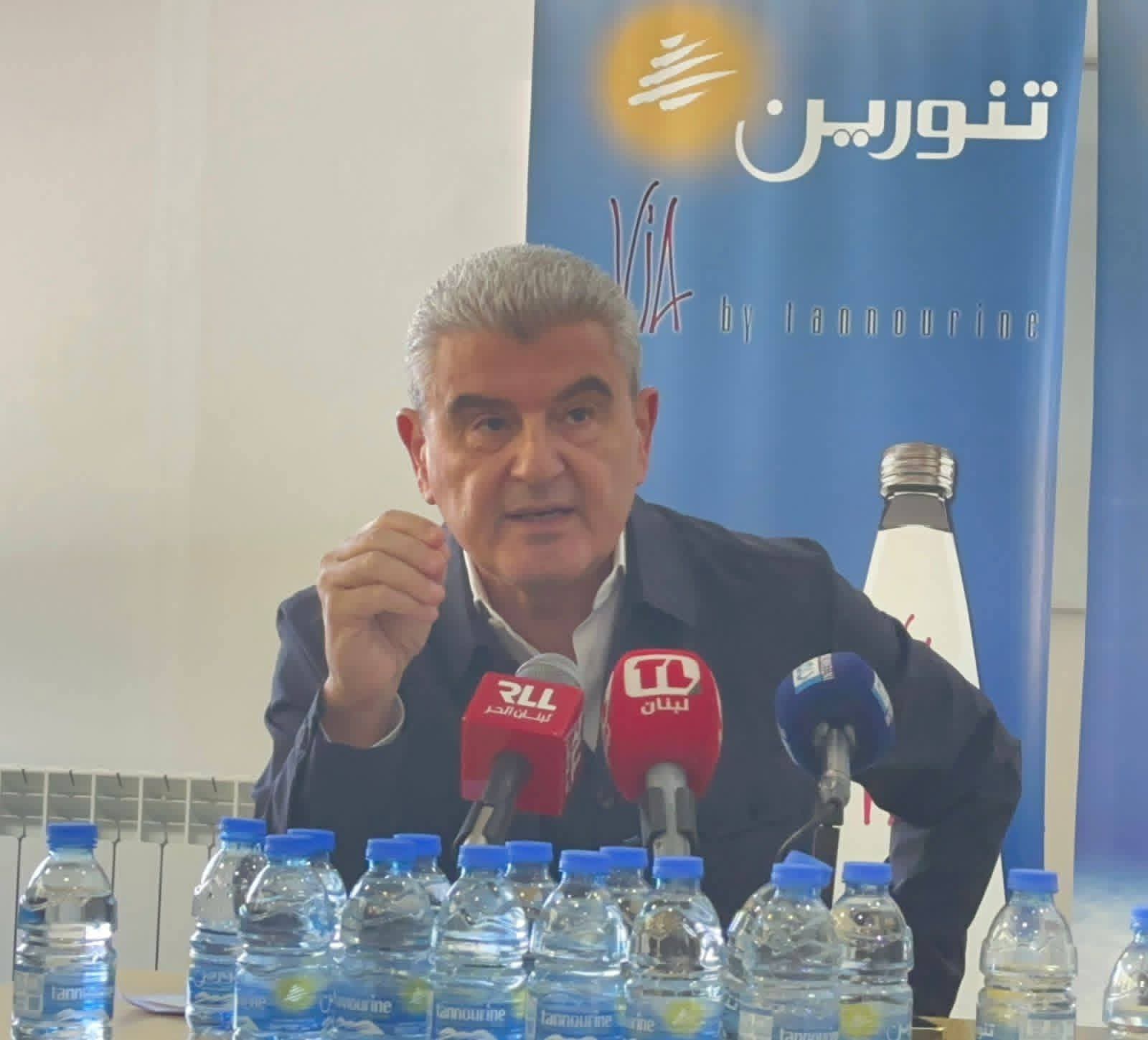 عيسى الخوري تفقد مياه تنورين و"شرب" منها