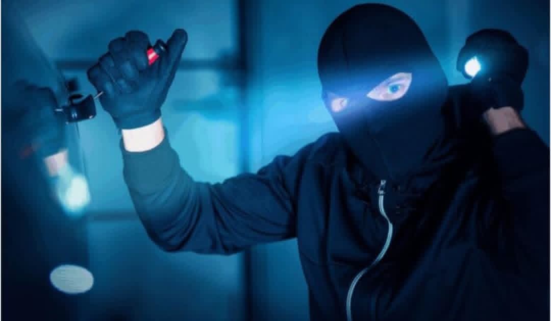 سرقها واعتدى عليها في منزلها… و”الأمن” بالمرصاد!