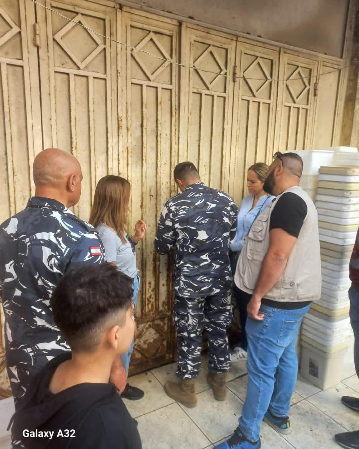 بلدية طرابلس تُقفل محلاً للألبان والأجبان غير مستوفٍ للشروط الصحية في جبل محسن