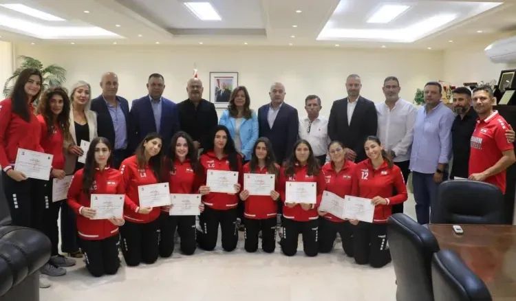 كرمت وزيرة الشباب والرياضة نورا بايراقداريان، منتخب لبنان للسيدات