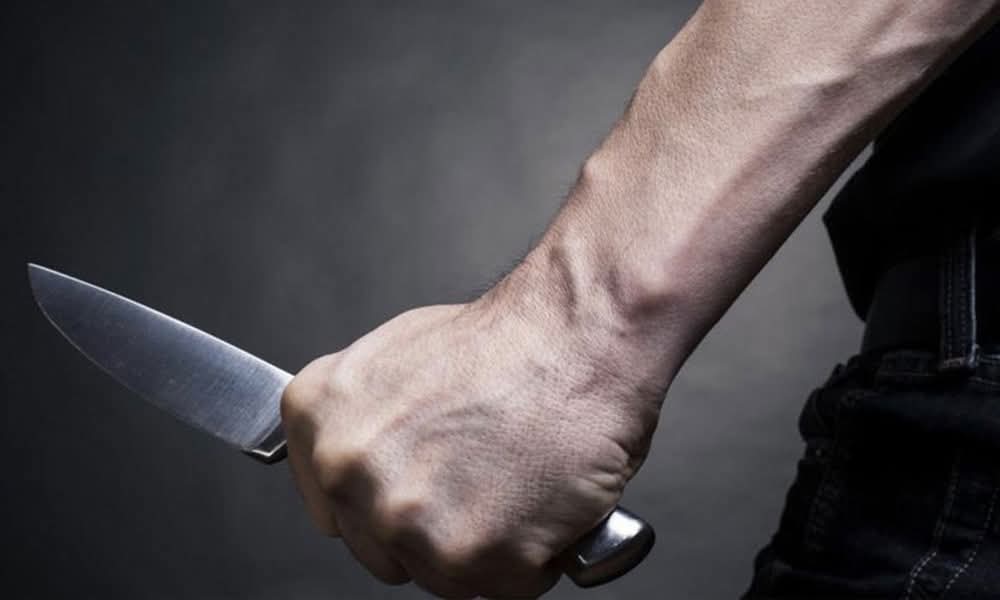 طعنة قاتلة تُشعل فوضى في مستشفى