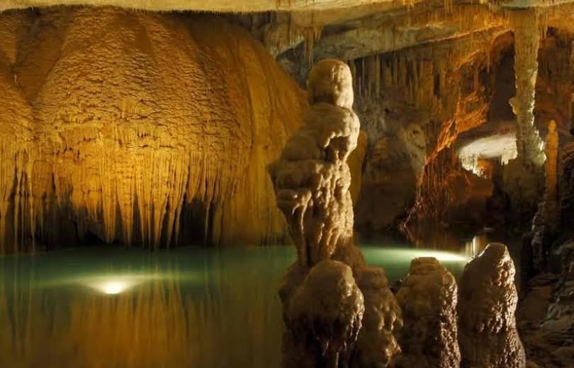 صدر عن وزارة السياحة البيان الآتي: