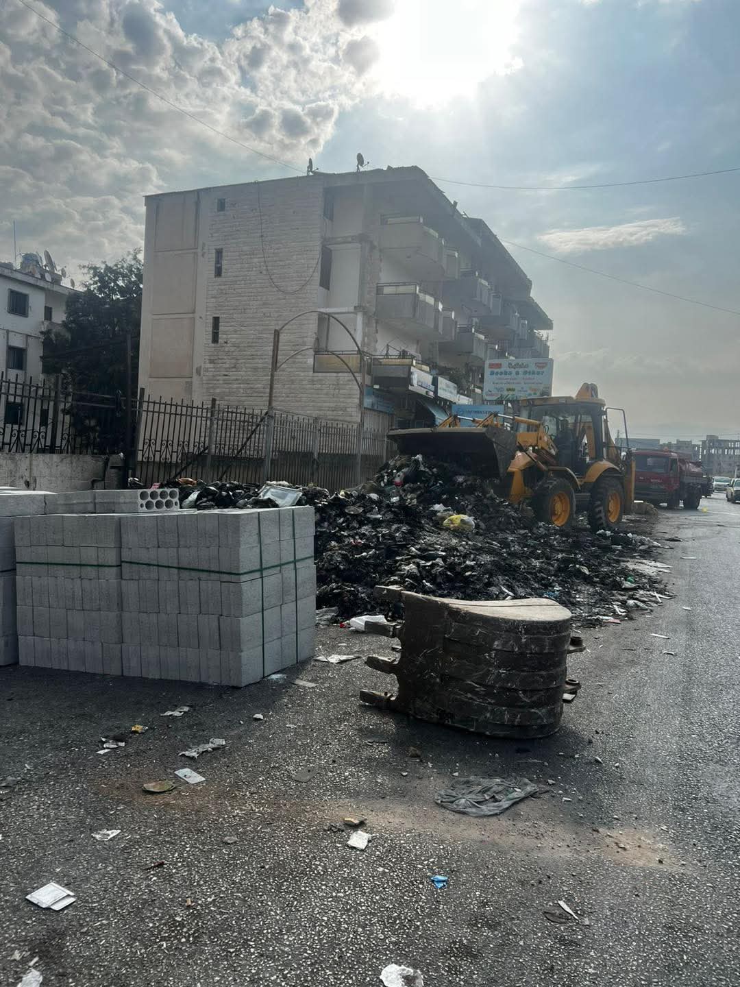 بلدية راسمسقا تزيل نفايات متراكمة منذ أعوام على طريق ضهر العين - الكورة