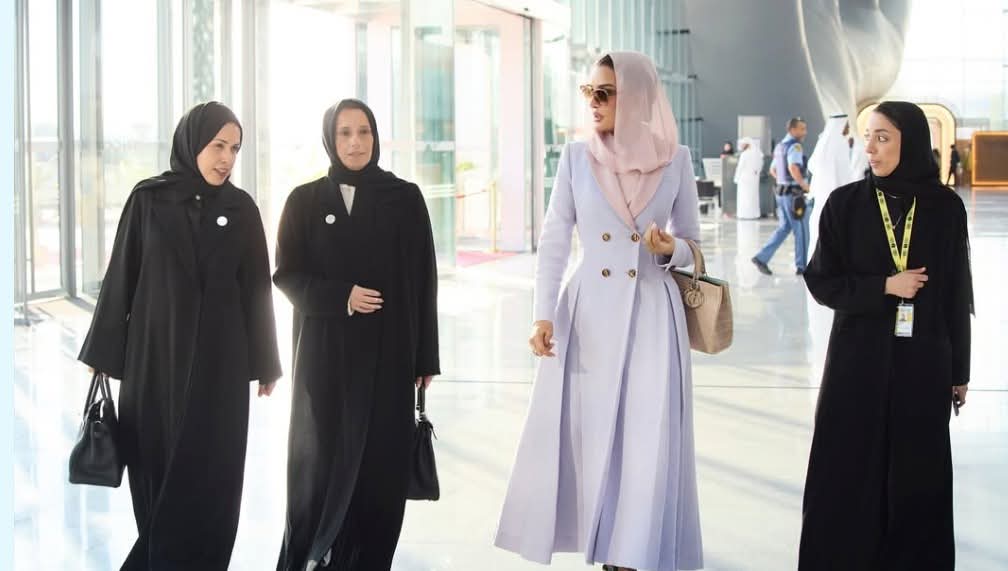 الشيخة موزا تجمع الفخامة بالنعومة في إطلالاتها الاخيرة