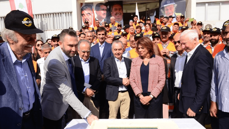 جنبلاط في احتفال لشركة "ترابة سبلين" باليوبيل الذهبي لتأسيسها: نتمنى أن يتفق الرؤساء الثلاثة على صيغة مقبولة لمحاولة الخروج من الحرب