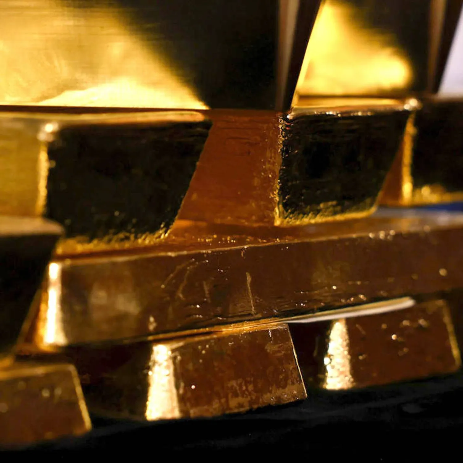 ذهب تحت الحديقة... فرنسي يعثر على ثروة تُقارب المليون دولار