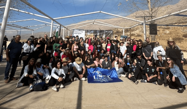 جامعة الكسليك تشارك في تشجير جبل صنين: تقليد سنويّ يعزز دورها البيئي والرابط مع خريجيها