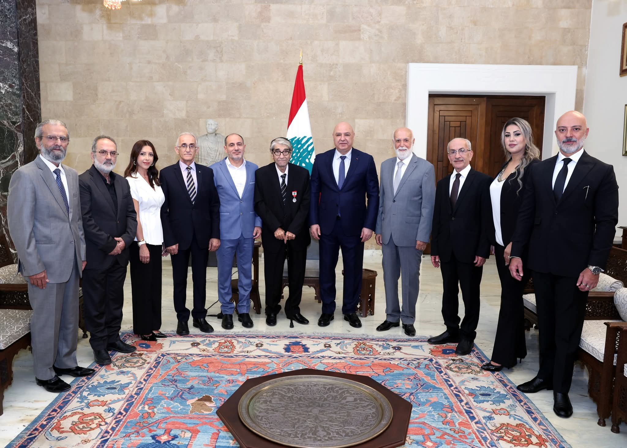 رئيس الجمهورية قلّد الفنان صلاح تيزاني (أبو سليم) وسام الاستحقاق اللبناني