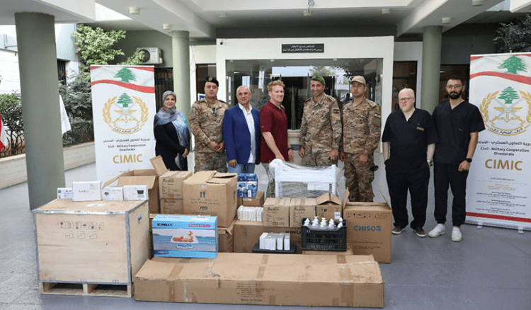 توزيع معدات وتجهيزات طبية على عدد من المستشفيات الحكومية وتجهيز سيارات إسعاف في محافظتَي الجنوب