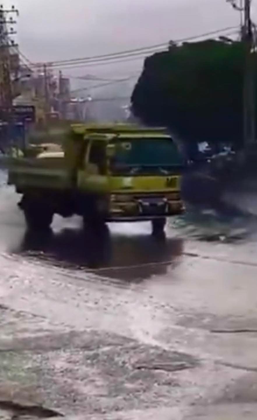 استغلّ هطول الأمطار ليقود بطريقة متهوّرة