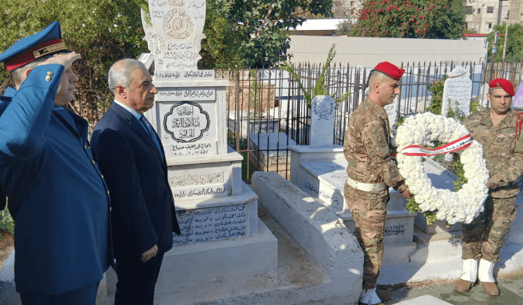 أكاليل من الزهور على أضرحة عدد من رجال الاستقلال