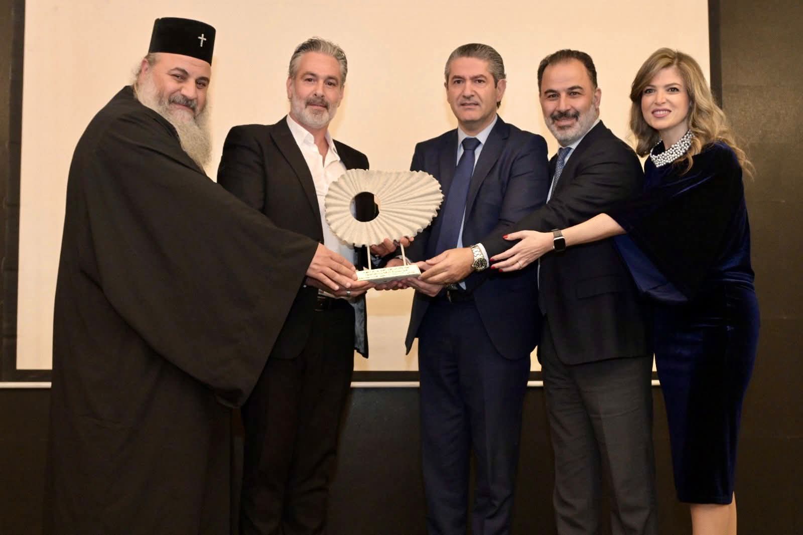 يحتفي بالاستقلال ويكرم الفنان يورغو شلهوب 